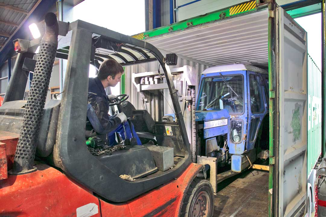 Traktor sætter i containeren