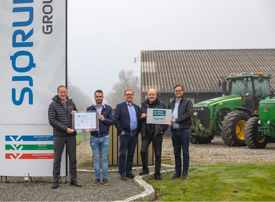 Folk fra Bosch Rexroth overrækker deres certified excellence certifikat til medarbejdere i Sjørup Group.