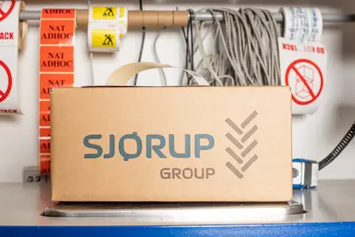 Sjørup group pakke med logo