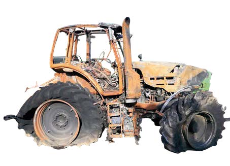Brandschadige Traktoren werden aufgekauft.