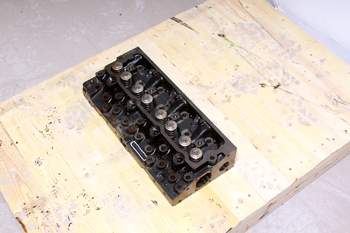 salg af Case CX80  Cylinder Head