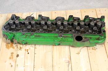 salg af John Deere 7600  Cylinder Head