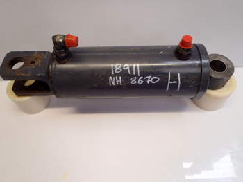 salg af New Holland 8670 RIGHT Lift Cylinder