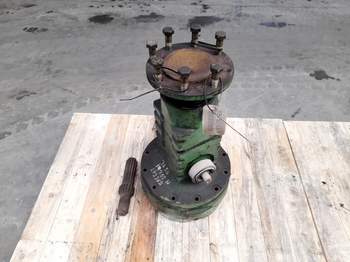 John Deere 3650 RIGHT Rear Axle