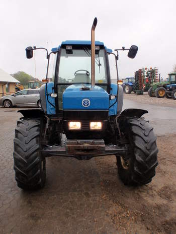 salg af New Holland 7840 traktor