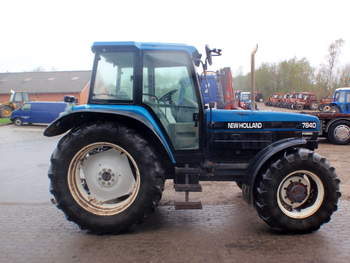 salg af New Holland 7840 traktor