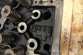 salg af Massey Ferguson 8690  Cylinder Head