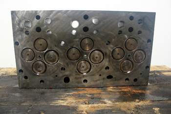 salg af Massey Ferguson 8690  Cylinder Head