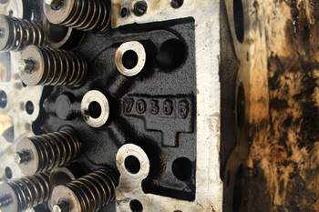 salg af Massey Ferguson 8690  Cylinder Head