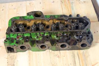 salg af John Deere 6100  Cylinder Head