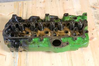 salg af John Deere 6100  Cylinder Head