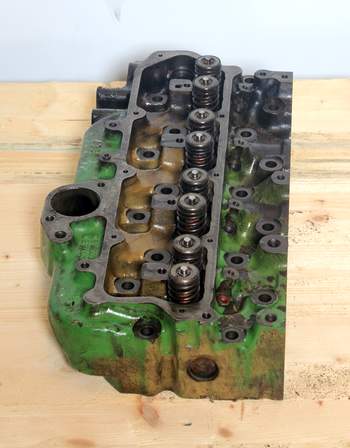 salg af John Deere 6100  Cylinder Head