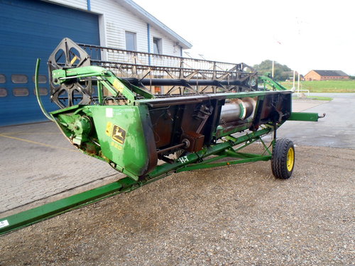 salg af John Deere 920  Combine harvester heads