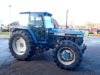 salg af New Holland 8240 tractor