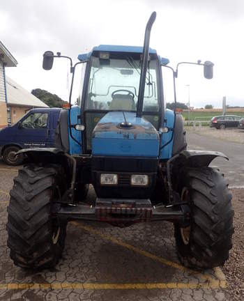 salg af New Holland 7840 traktor