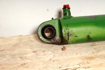 salg af John Deere 6300 RIGHT Lift Cylinder