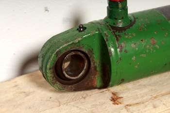 salg af John Deere 6300 LEFT Lift Cylinder