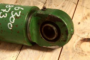 salg af John Deere 6300 LEFT Lift Cylinder