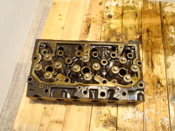 salg af Challenger MT665B  Cylinder Head