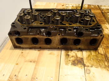 salg af Challenger MT665B  Cylinder Head