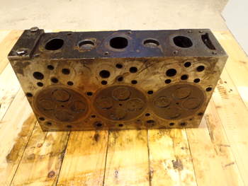 salg af Challenger MT665B  Cylinder Head