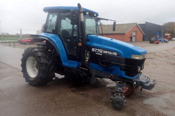 salg af New Holland 8770 traktor