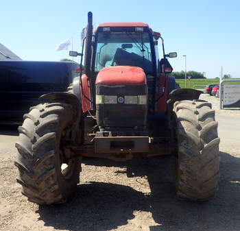 salg af New Holland M135 traktor
