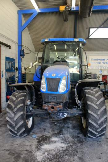 salg af New Holland TS125A traktor