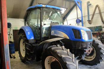 salg af New Holland TS125A traktor