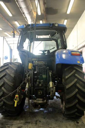 salg af New Holland TS125A traktor