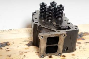 salg af Komatsu WA480-6  Cylinder head