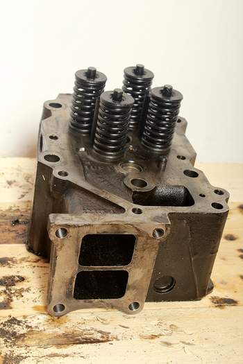 salg af Komatsu WA480-6  Cylinder head