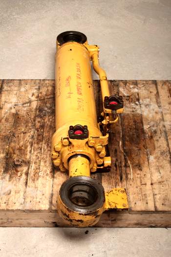 salg af Hydraulisk Cylinder Komatsu WA320-5H 