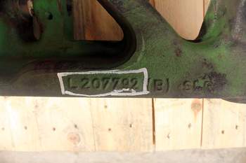 salg af John Deere 6150 R  Front axle support