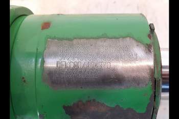 salg af John Deere 6920  Front axle steering cylinder