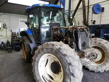 salg af New Holland TS135A traktor