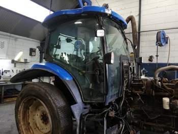 salg af New Holland TS135A traktor