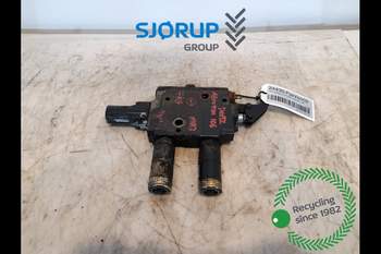 Deutz-Fahr Agrotron 106  Remote control valve