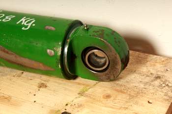 salg af John Deere 7530 LEFT Lift Cylinder