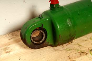 salg af John Deere 7530 LEFT Lift Cylinder