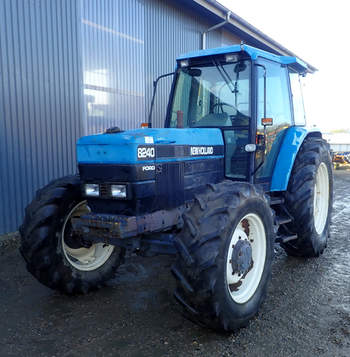 salg af New Holland 8240 traktor