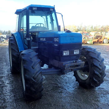 salg af New Holland 8240 traktor