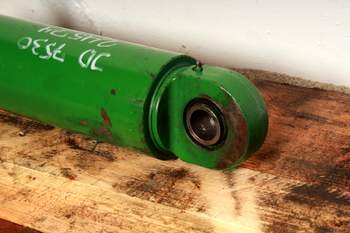 salg af John Deere 7530 LEFT Lift Cylinder