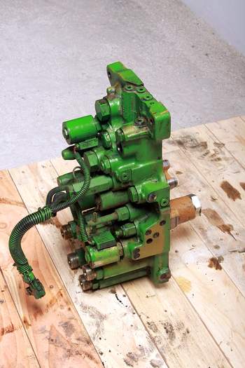 salg af John Deere 8330  Suspension control valve