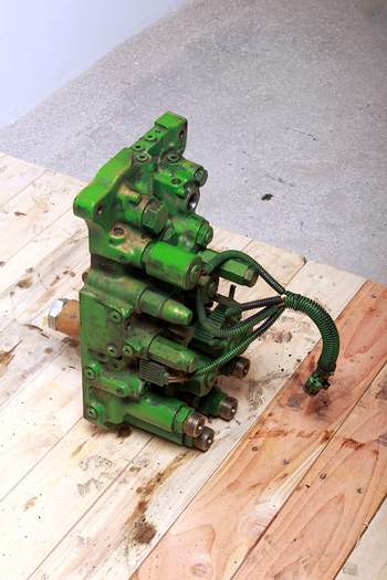 salg af John Deere 8330  Suspension control valve