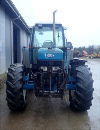 salg af New Holland 8340 tractor