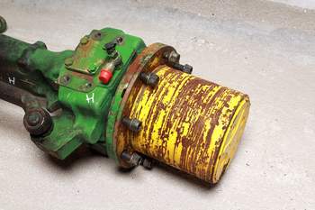 salg af John Deere 6820  Disassembled front axle