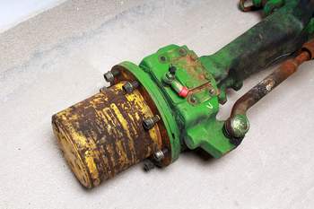 salg af John Deere 6820  Disassembled front axle