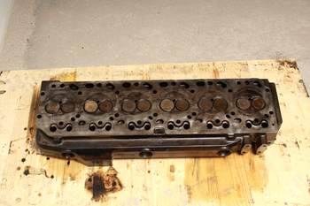 salg af John Deere 6820  Cylinder Head