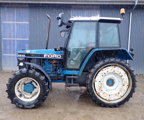 salg af New Holland 6640 tractor